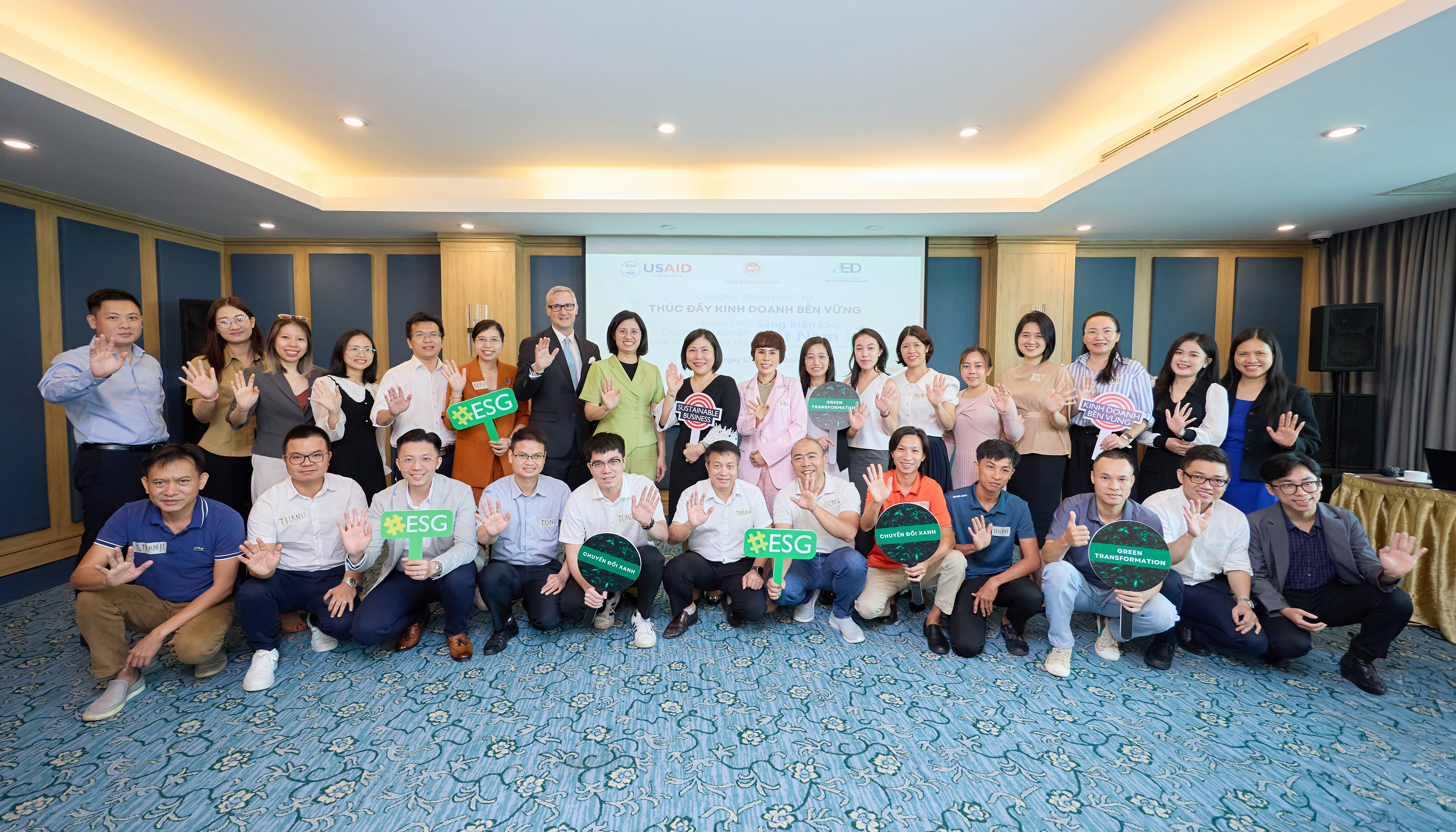 The representative of Vilai Viet participated in the training program for the Top 10.